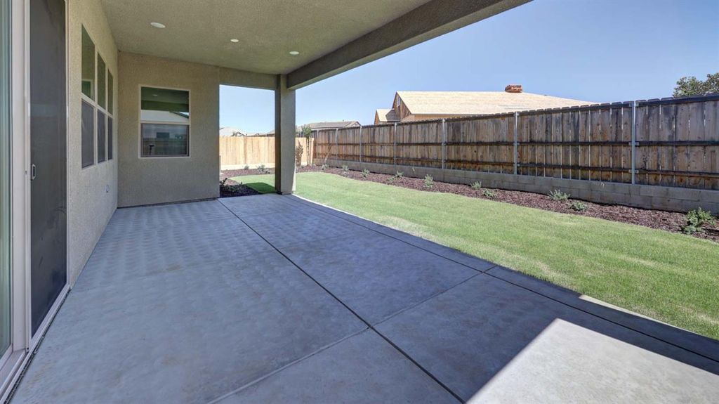 Image 33 of property listing at 935 Talus Way S, Madera, CA 93636