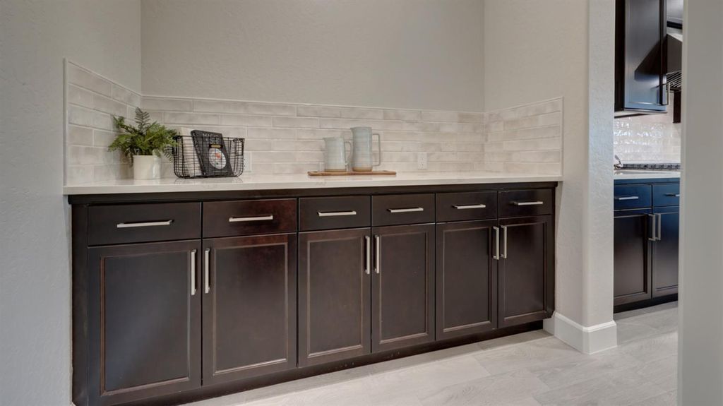 Image 6 of property listing at 935 Talus Way S, Madera, CA 93636