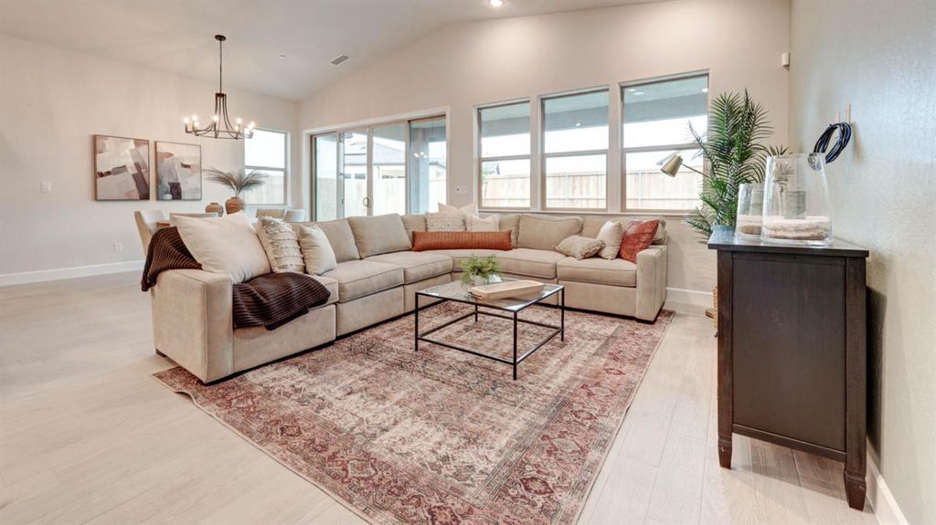 Image 8 of property listing at 935 Talus Way S, Madera, CA 93636