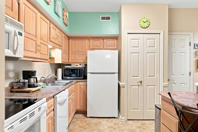 7601 Newport Bay 122, Indianapolis, IN 46240