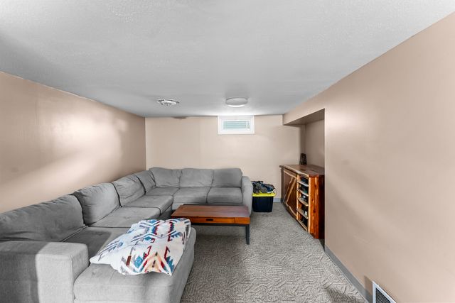 1614 W Hayes Street, Davenport, IA 52804