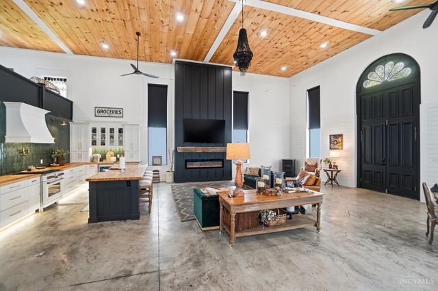 26 South Street, Harveysburg, OH 45032