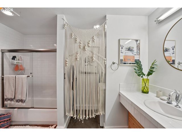 411 Nw Flanders St 302, Portland, OR 97209