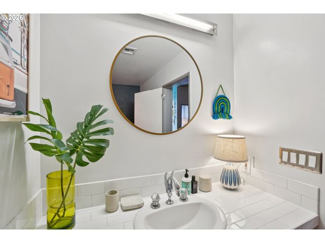 411 Nw Flanders St 302, Portland, OR 97209