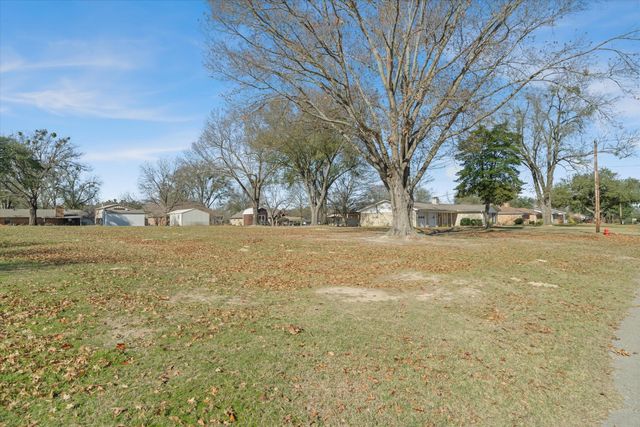 216 Helen Drive, Lindale, TX 75771