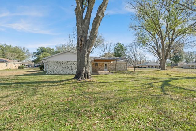 216 Helen Drive, Lindale, TX 75771