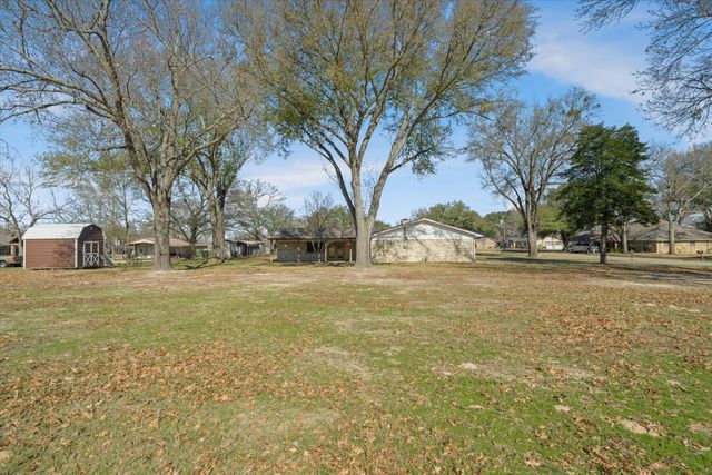 216 Helen Drive, Lindale, TX 75771