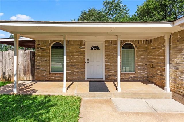 713 S Glen Lane, Mustang, OK 73064