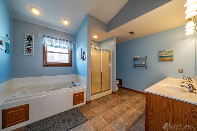 825 Chaucer Lane, Tipp City, OH 45371