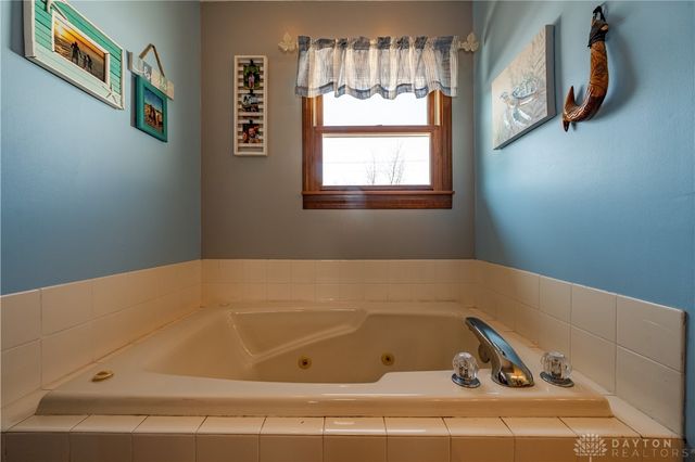 825 Chaucer Lane, Tipp City, OH 45371