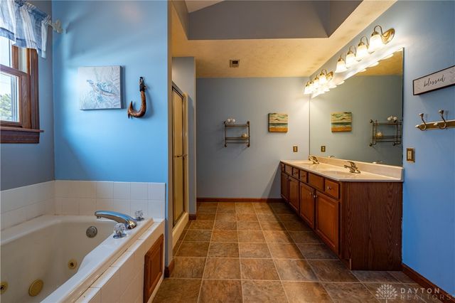 825 Chaucer Lane, Tipp City, OH 45371