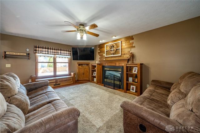 825 Chaucer Lane, Tipp City, OH 45371