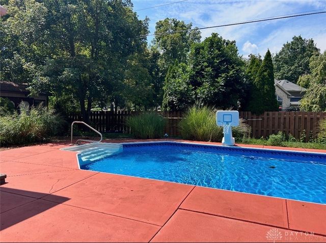 825 Chaucer Lane, Tipp City, OH 45371