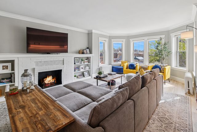 425 N MAPLE Avenue, Oak Park, IL 60302