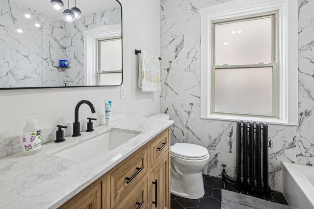 425 N MAPLE Avenue, Oak Park, IL 60302