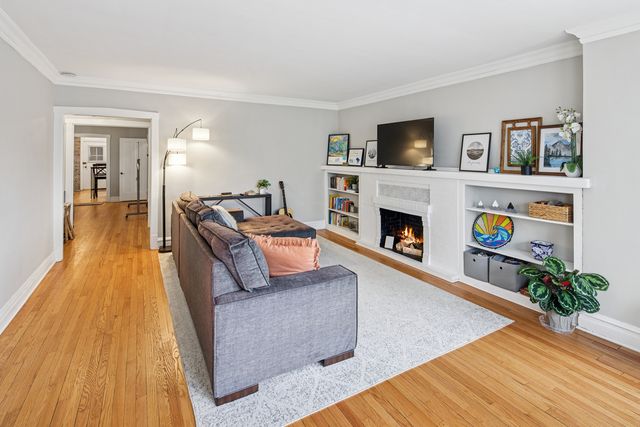 425 N MAPLE Avenue, Oak Park, IL 60302