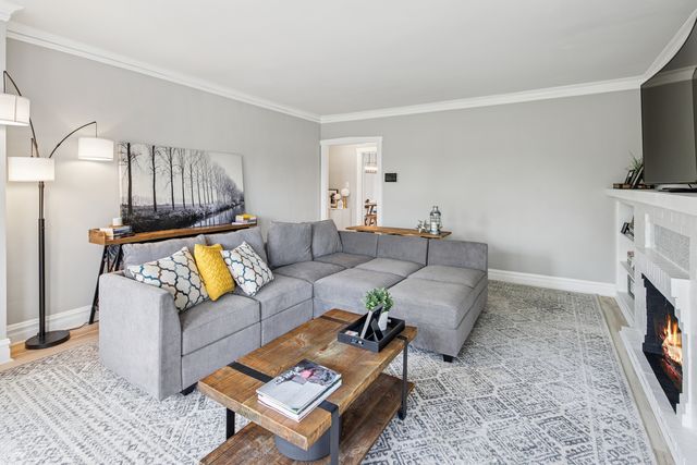 425 N MAPLE Avenue, Oak Park, IL 60302