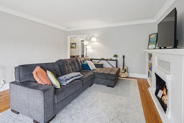 425 N MAPLE Avenue, Oak Park, IL 60302