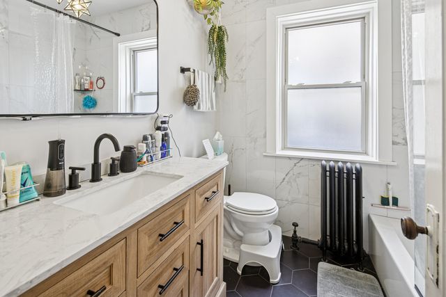 425 N MAPLE Avenue, Oak Park, IL 60302