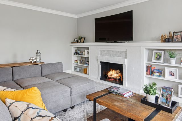 425 N MAPLE Avenue, Oak Park, IL 60302