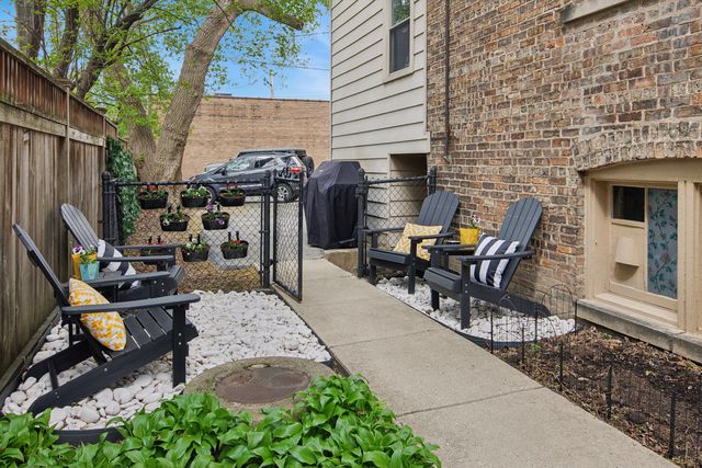 425 N MAPLE Avenue, Oak Park, IL 60302