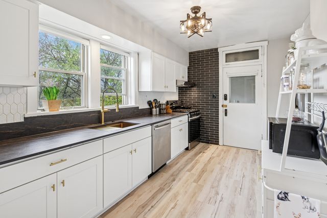 425 N MAPLE Avenue, Oak Park, IL 60302