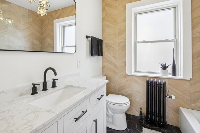 425 N MAPLE Avenue, Oak Park, IL 60302