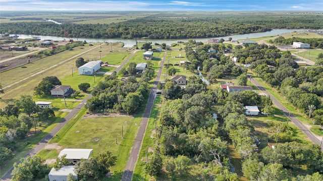 612 Hill Street, Oak Island, TX 77535