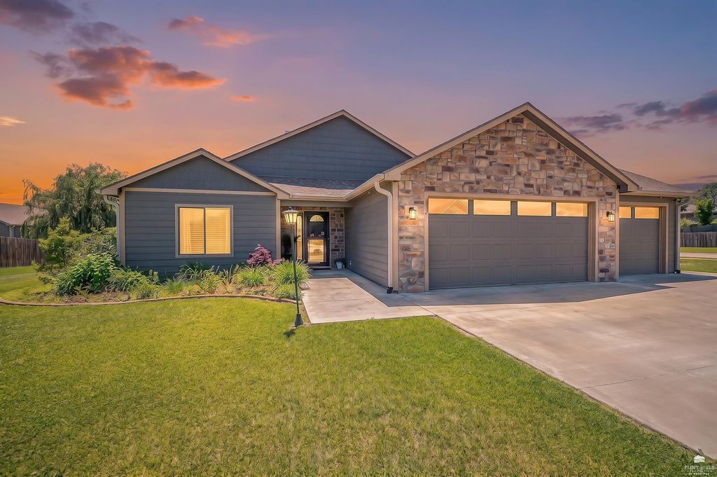 8892 Regina Lane, Manhattan, KS 66502