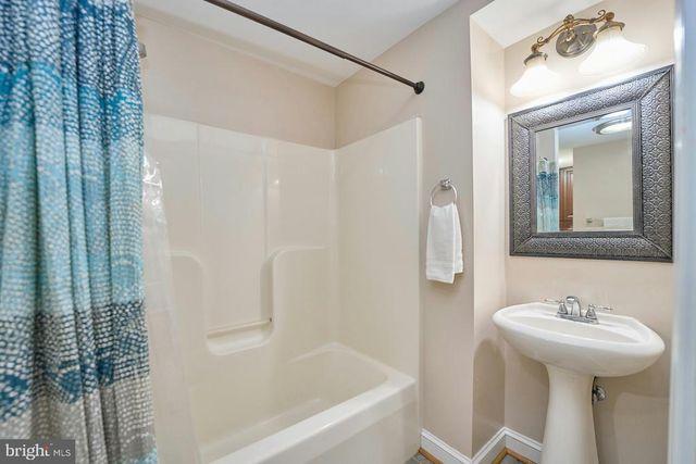 5828 HUNTON WOOD DR, Broad Run, VA 20137