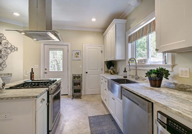 287 Walnut Ave, Boston, MA 02119