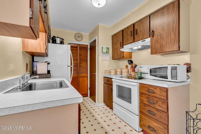 15 S Seas Court, Barnegat, NJ 08005