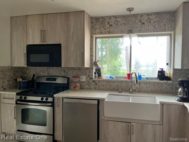 28835 Murray Crescent Drive, Southfield, MI 48076