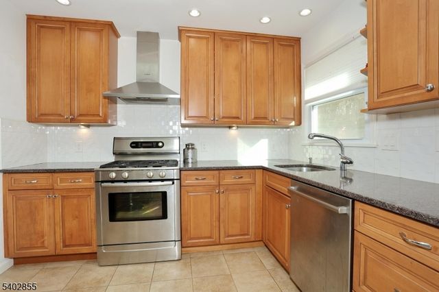 18 Schirra Dr, Wanaque Boro, NJ 07465