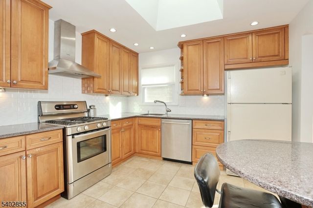 18 Schirra Dr, Wanaque Boro, NJ 07465