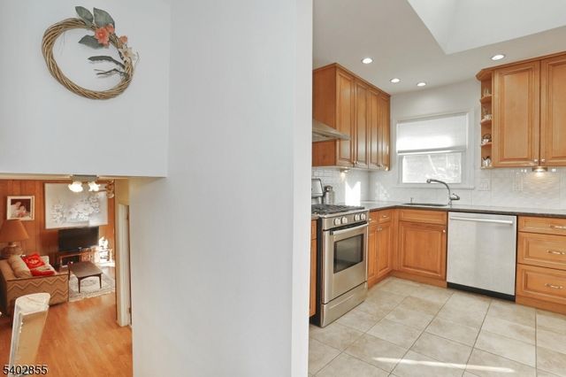 18 Schirra Dr, Wanaque Boro, NJ 07465