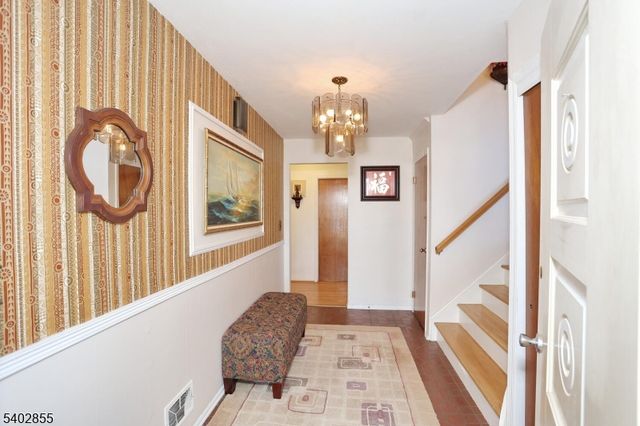 18 Schirra Dr, Wanaque Boro, NJ 07465