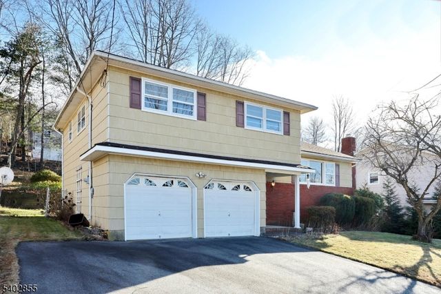 18 Schirra Dr, Wanaque Boro, NJ 07465