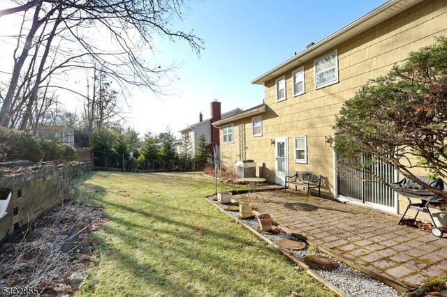 18 Schirra Dr, Wanaque Boro, NJ 07465