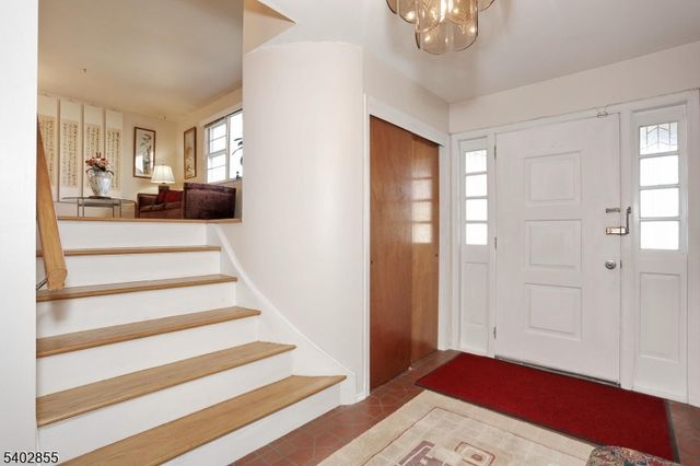 18 Schirra Dr, Wanaque Boro, NJ 07465