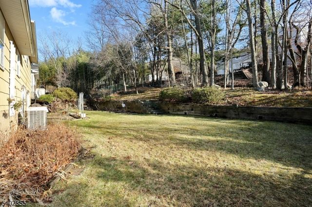 18 Schirra Dr, Wanaque Boro, NJ 07465