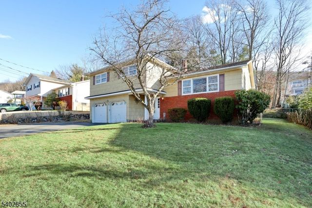18 Schirra Dr, Wanaque Boro, NJ 07465