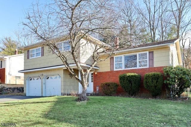 18 Schirra Dr, Wanaque Boro, NJ 07465
