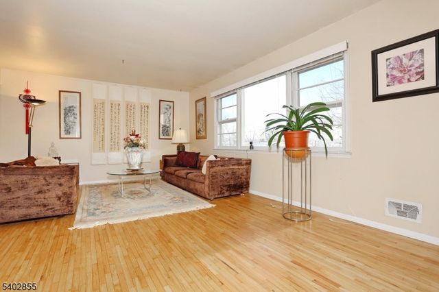 18 Schirra Dr, Wanaque Boro, NJ 07465