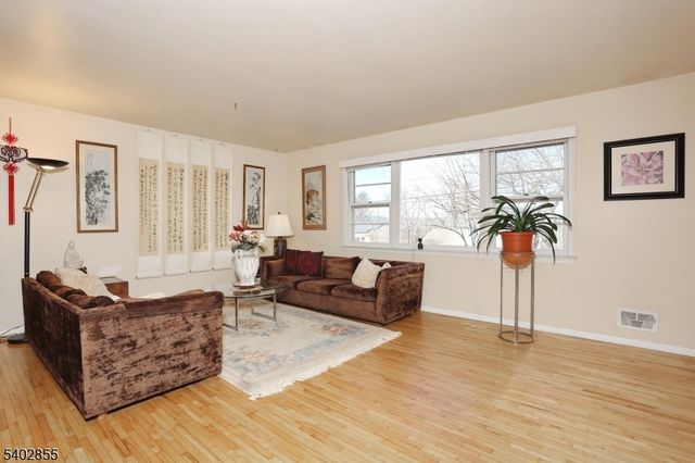 18 Schirra Dr, Wanaque Boro, NJ 07465