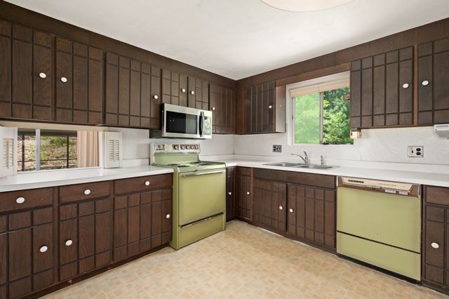 50 Notre Dame Rd, Bedford, MA 01730