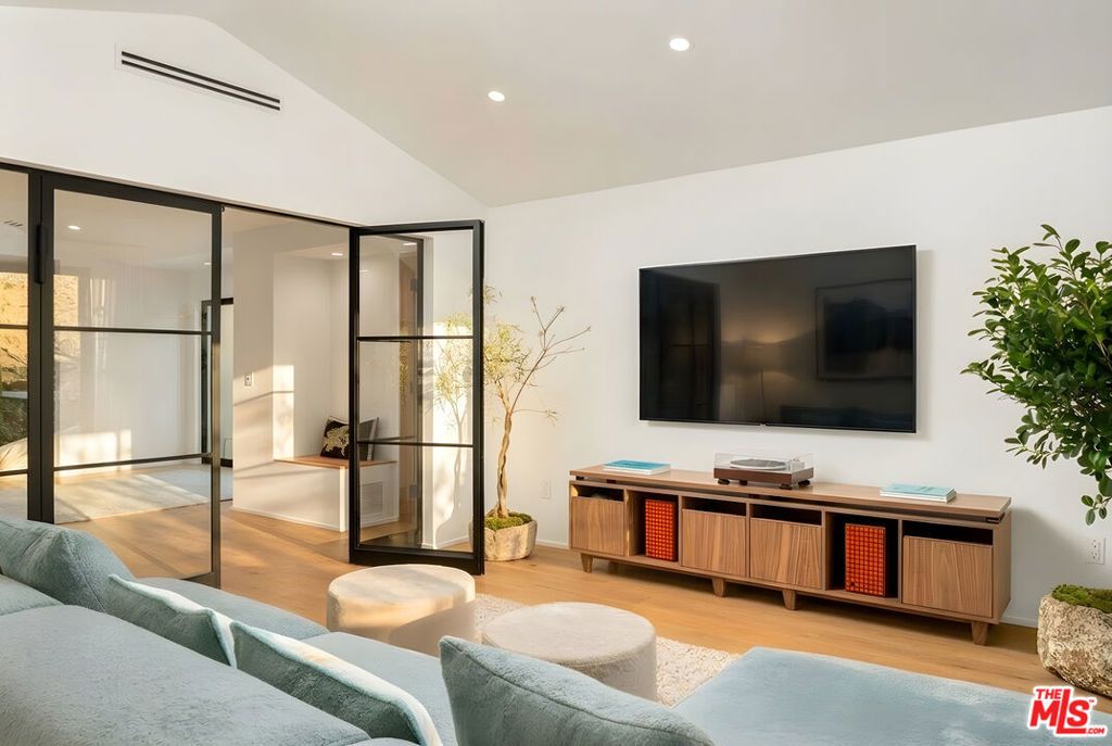 Image 10 of property listing at 28953 Boniface Drive, Malibu, CA 90265