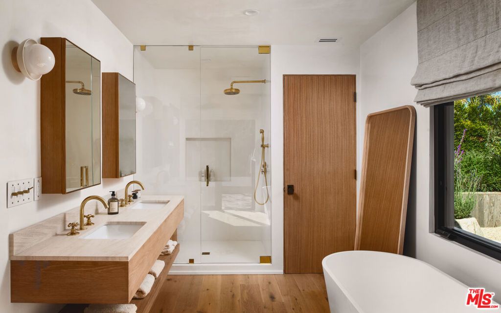 Image 12 of property listing at 28953 Boniface Drive, Malibu, CA 90265