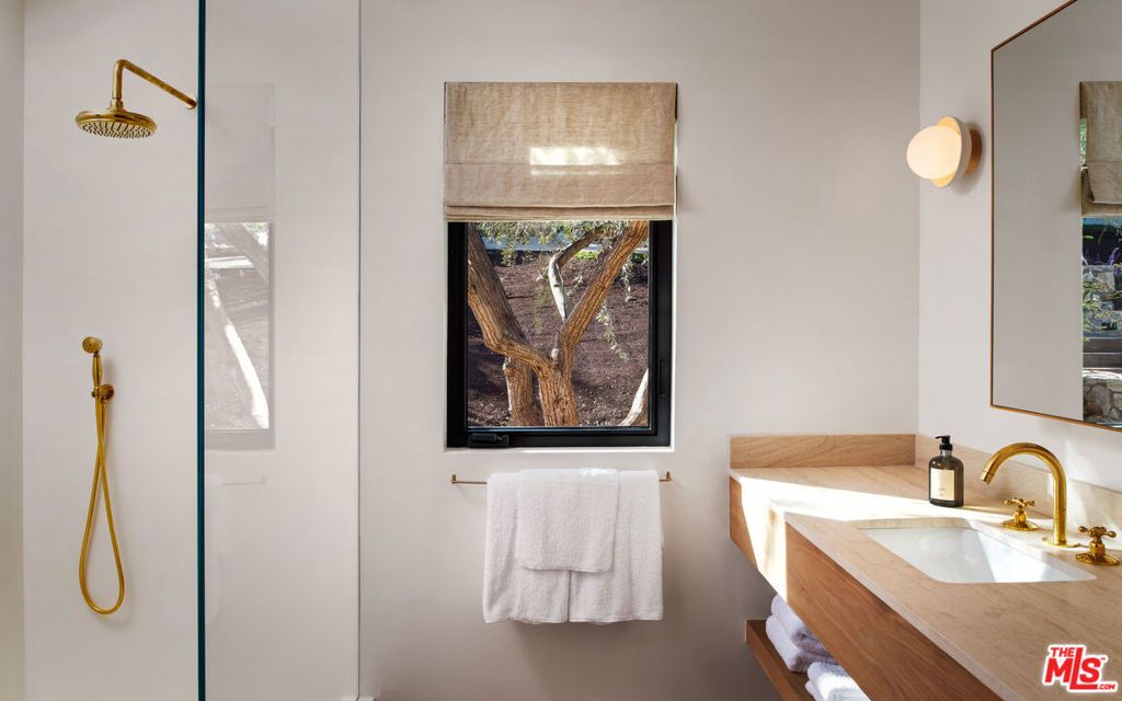 Image 14 of property listing at 28953 Boniface Drive, Malibu, CA 90265