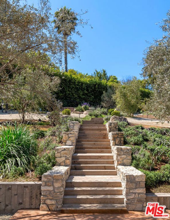 Image 17 of property listing at 28953 Boniface Drive, Malibu, CA 90265